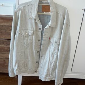 Men’s Lightwash Levi’s denim jacket